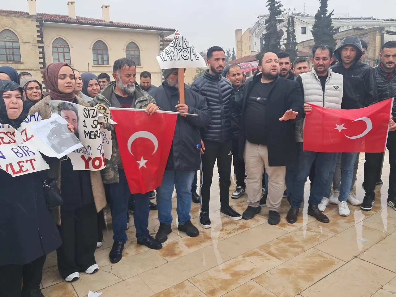 365 günlük sessizlik! Suriye'de kaybolan iki gencin ailesi valilik önünde feryat etti