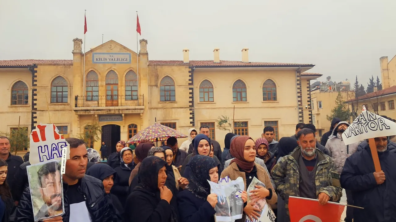 365 günlük sessizlik! Suriye'de kaybolan iki gencin ailesi valilik önünde feryat etti