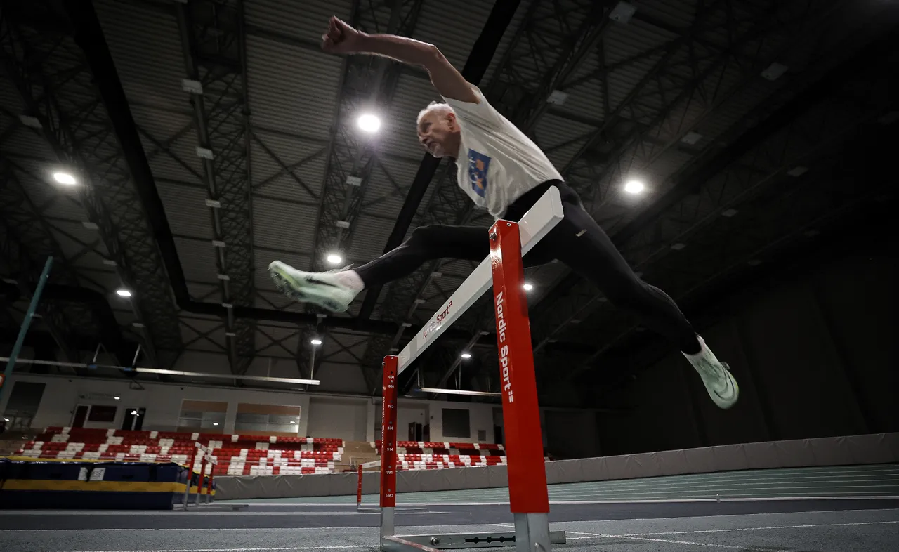 80 yaşındaki doktor pistte madalya peşinde