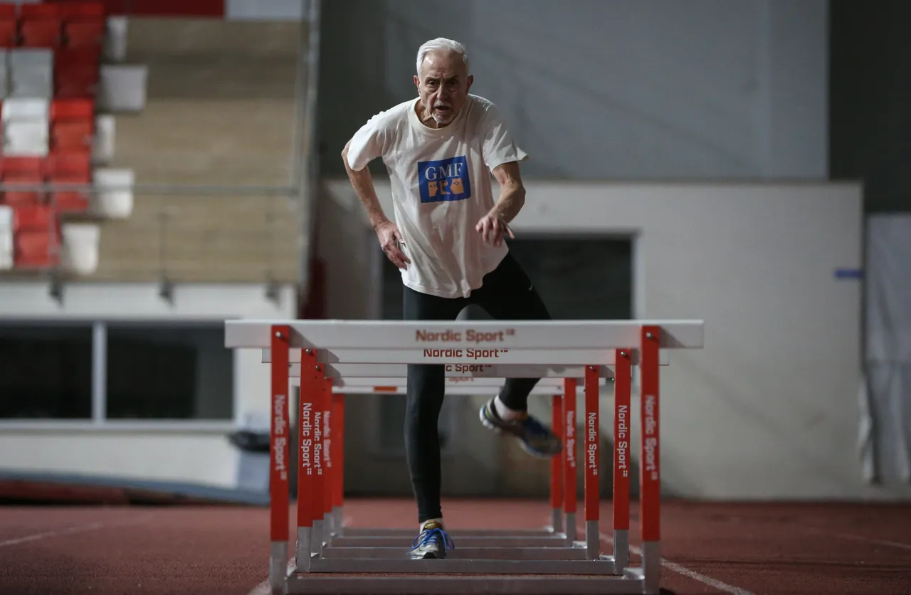 80 yaşındaki doktor pistte madalya peşinde