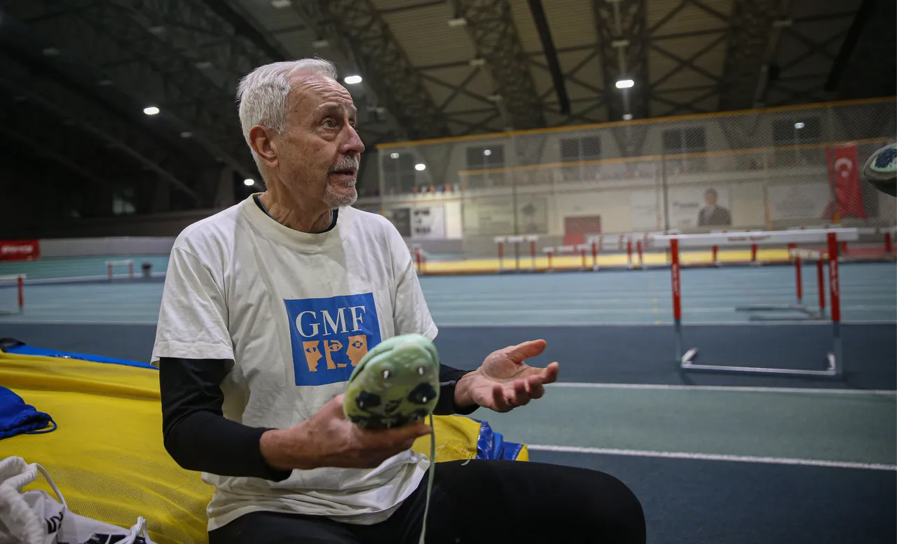 80 yaşındaki doktor pistte madalya peşinde