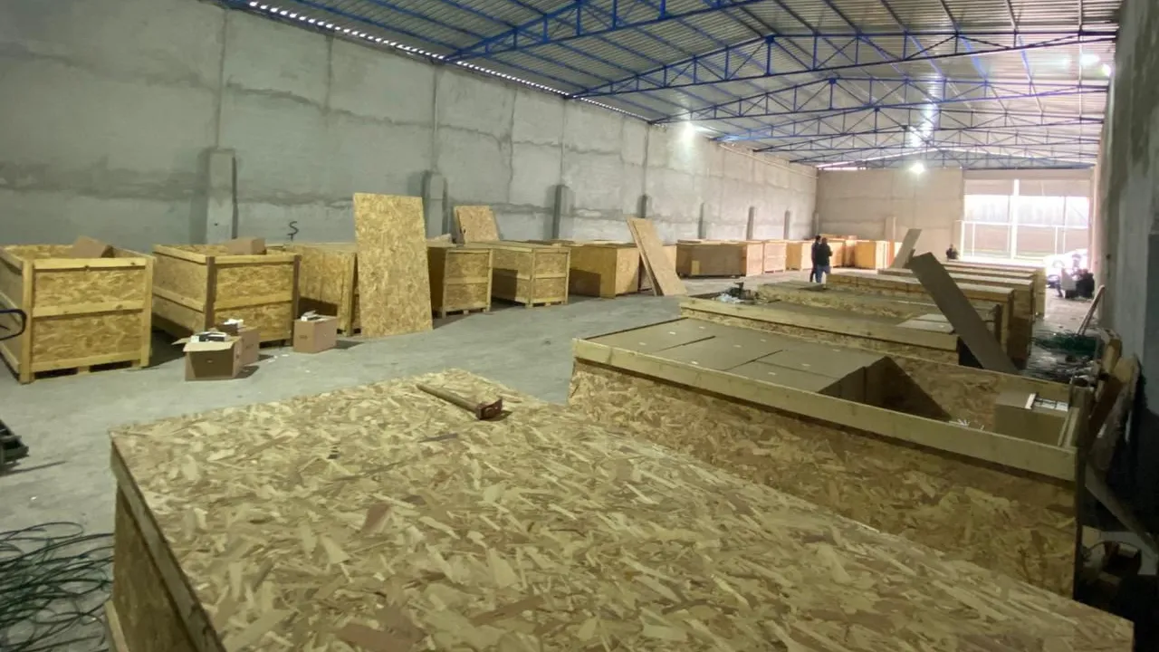 Adana'da ahşap sandıklar içinde kaçak 12 milyon 500 bin makaron ele geçirildi