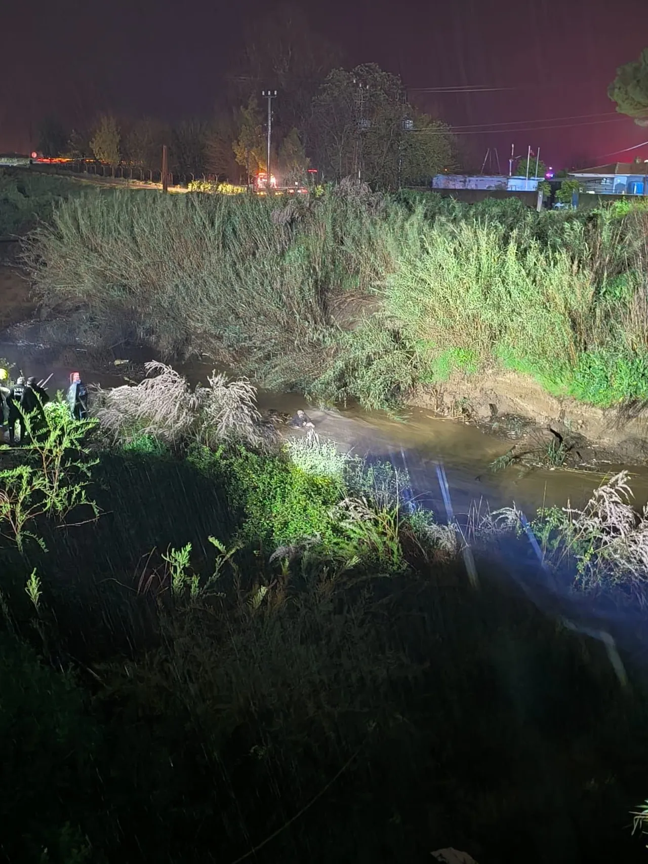 Aydında derede mahsur kalan sürücü dal parçasıyla hayata tutundu, 4 saat sonra kurtarıldı