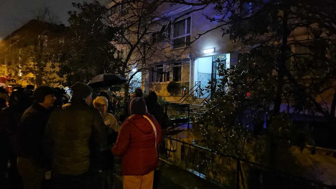 Beşiktaşta bina yangını! İnsanlar tahliye edildi