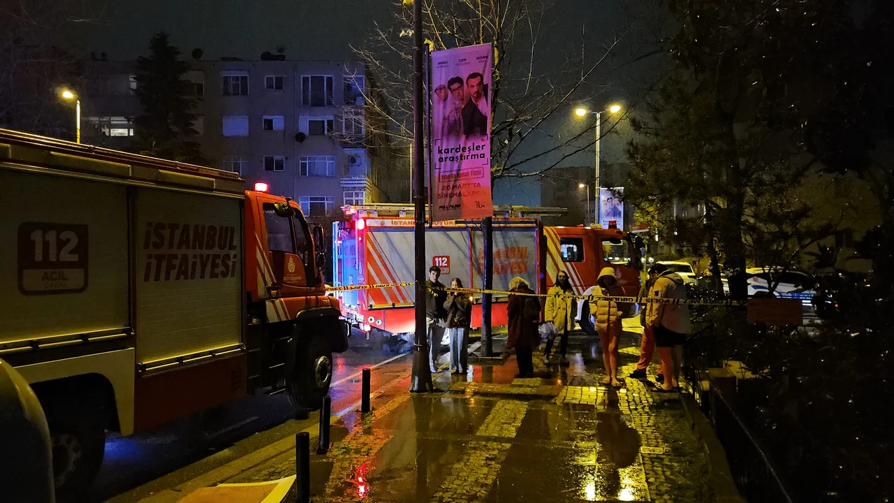 Beşiktaşta bina yangını! İnsanlar tahliye edildi