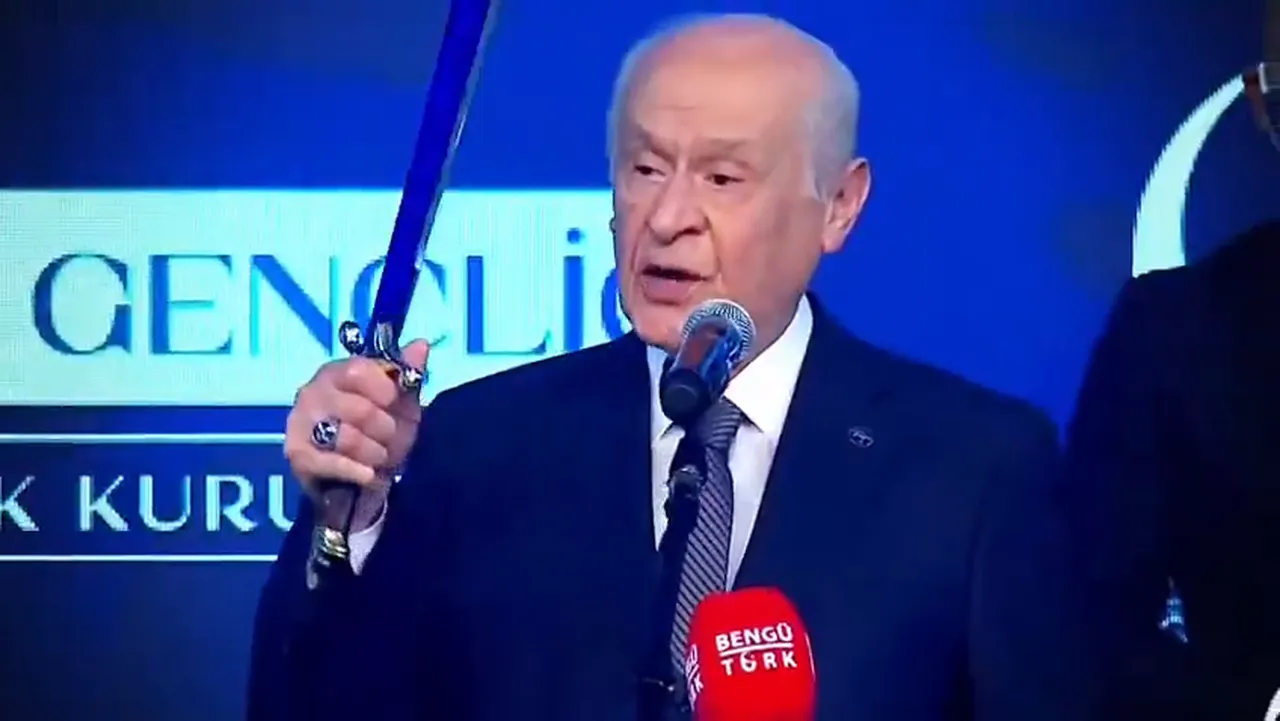 Devlet Bahçeli için yeni şarkı! "Yanlış hesabı olan vazgeçsin hevesinden"