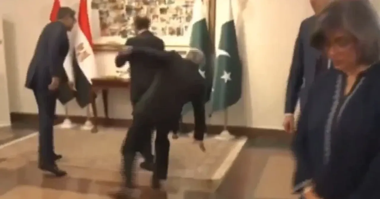 Diplomasi trafiğinde görünmez kaza! Ev sahibi Pakistanlı bakan mevkidaşını karşılarken yere kapaklandı