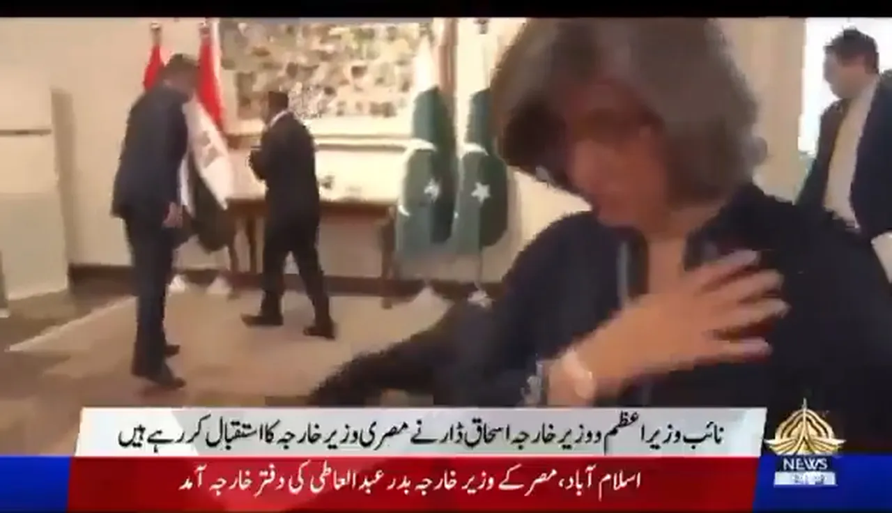 Diplomasi trafiğinde görünmez kaza! Ev sahibi Pakistanlı Bakan mevkidaşını karşılarken yere kapaklandı