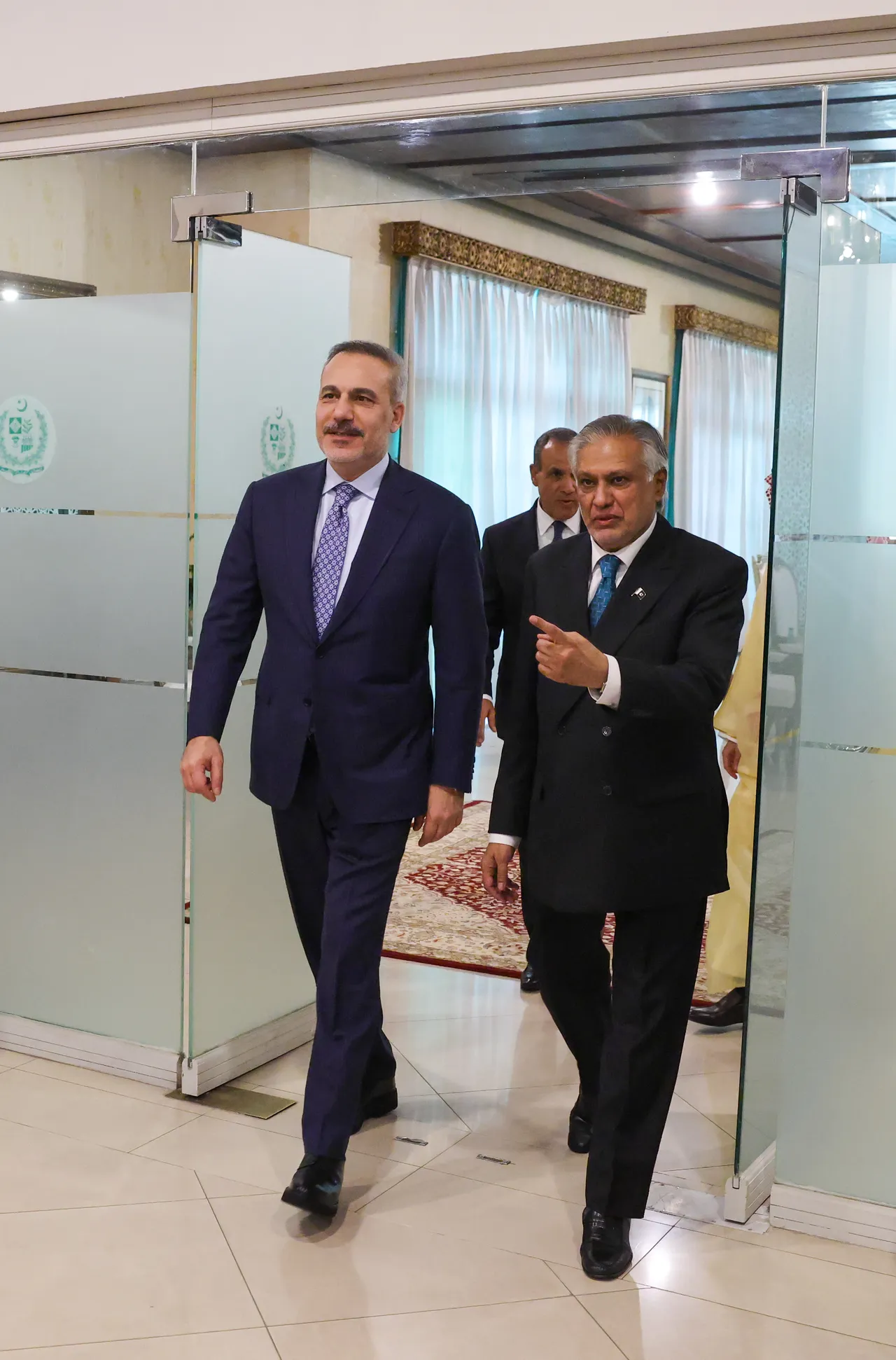 Diplomasi trafiğinde görünmez kaza! Ev sahibi Pakistanlı Bakan mevkidaşını karşılarken yere kapaklandı