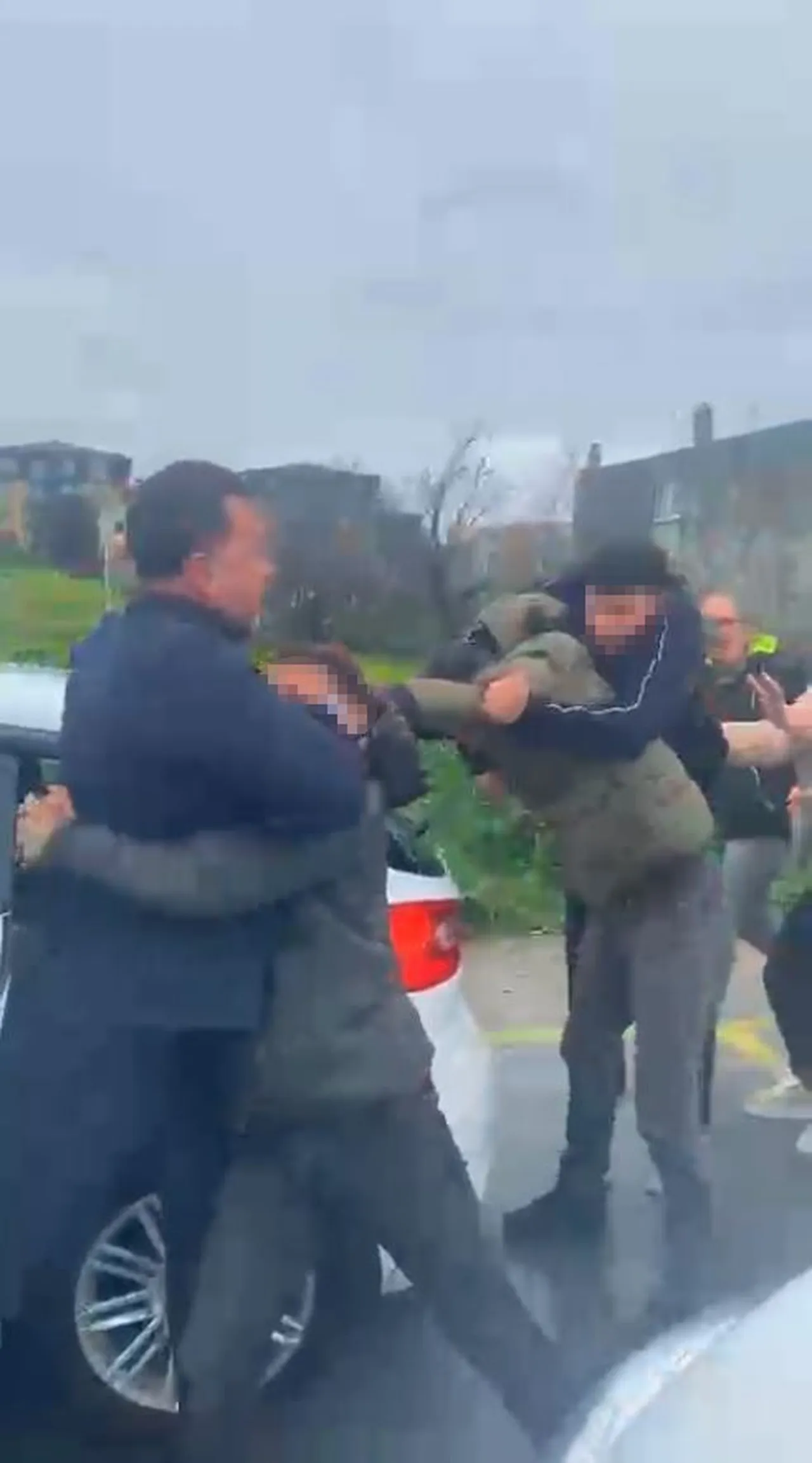 Ehliyeti almadan trafik magandası oldu! Başarısız aday ve babasının zorbalığı adliyede bitti