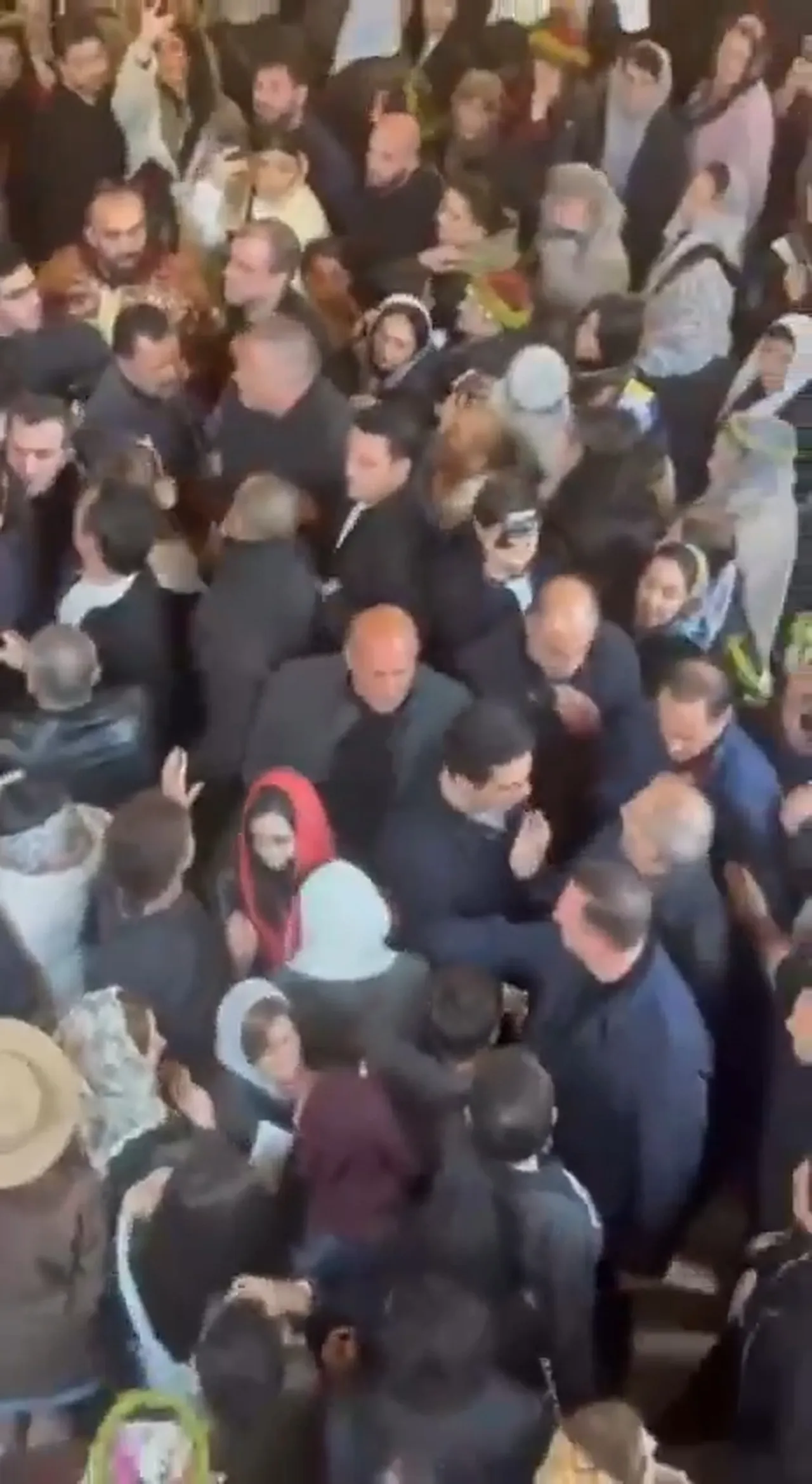 Ermenistan Başbakanı Paşinyan’a kilisede suikast girişimi! "Bana öyle bakma" diyerek üzerine çullandılar