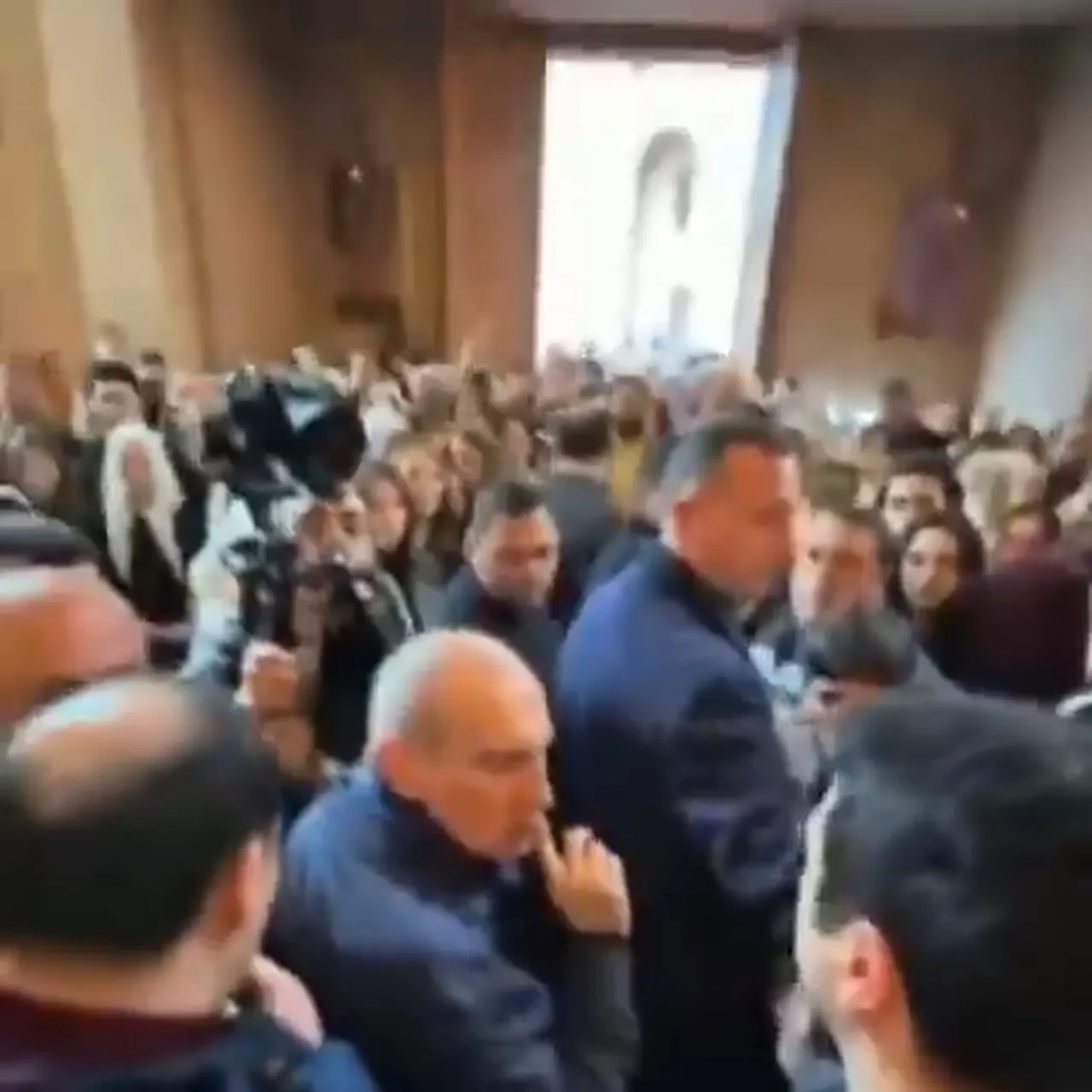 Ermenistan Başbakanı Paşinyan’a kilisede suikast girişimi! "Bana öyle bakma" diyerek üzerine çullandılar