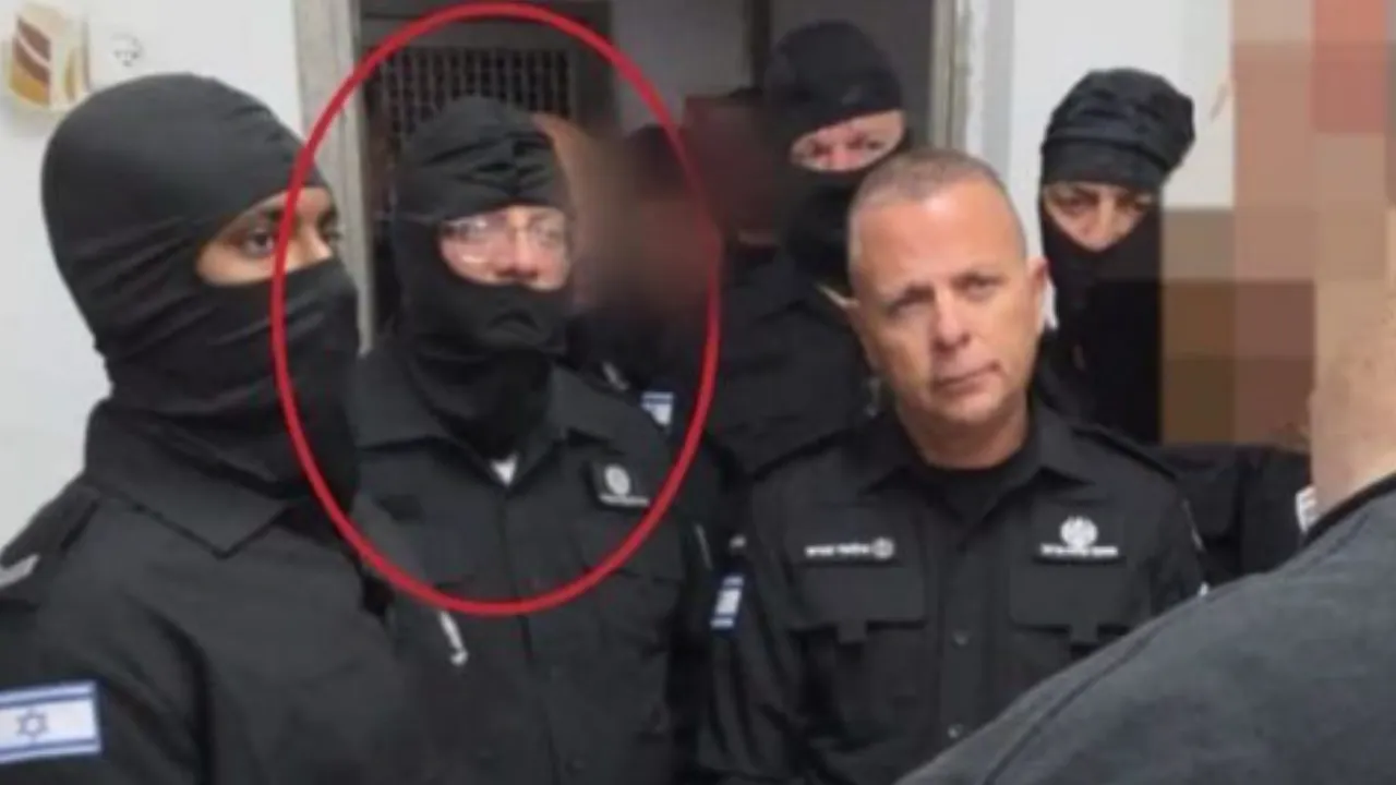 Esirlere işkenceyi öve öve bitiremiyor! İsrailli bakan Ben Gvir hapishaneyi böyle bastı