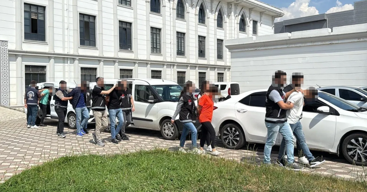 Husumetlisine intikam pususu: Sevgilisini tuzağa yem yapmış