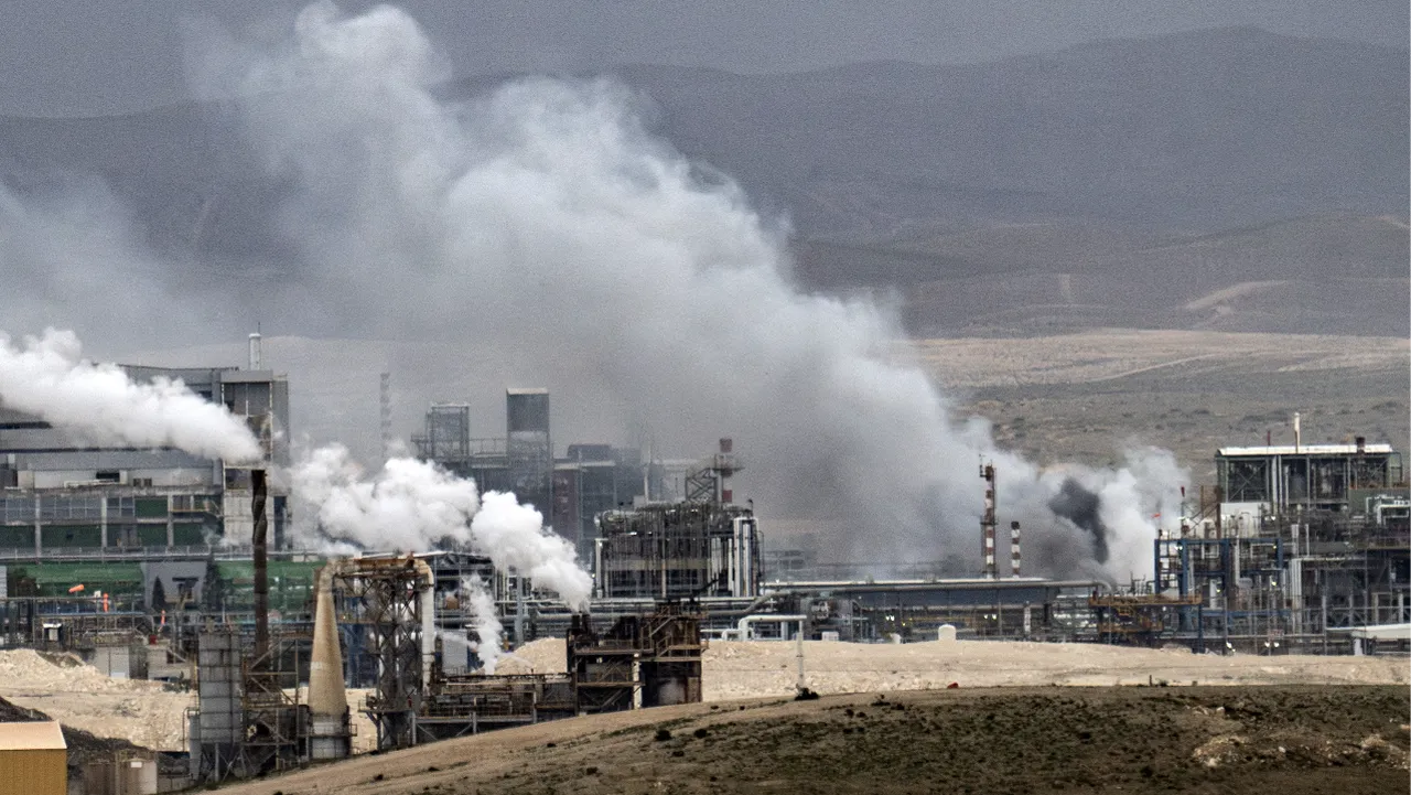 İran'dan füze saldırısı! İsrail'de sanayi tesisinde patlama, alevler yükseldi