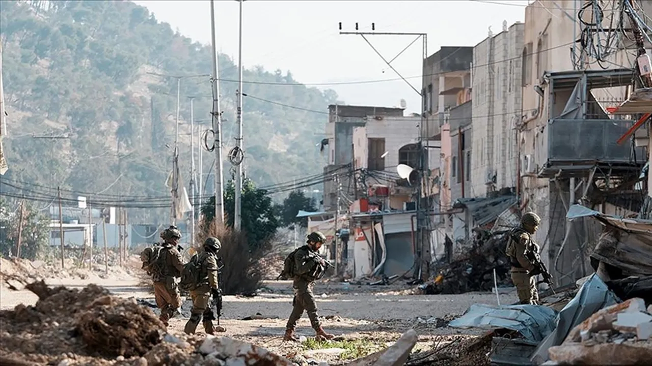 İsrail askerlerinden gazetecilere korkunç muamele! Silah doğrultup gözaltına aldılar