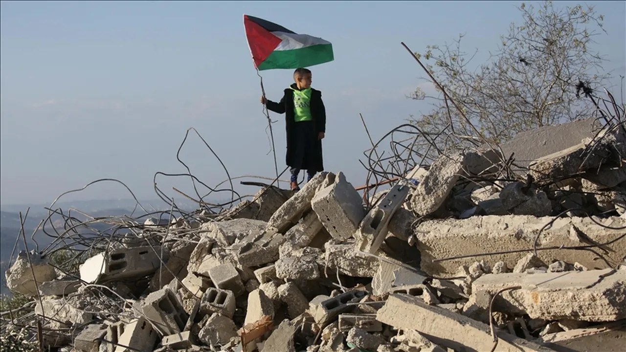 İsrail askerlerinden gazetecilere korkunç muamele! Silah doğrultup gözaltına aldılar