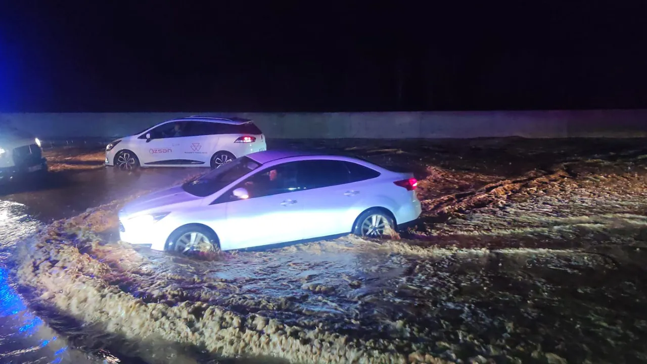 İzmir'de her yağmurda aynı çile! Sürücüler mahsur kaldı, çekiciler yetmedi traktörler geldi