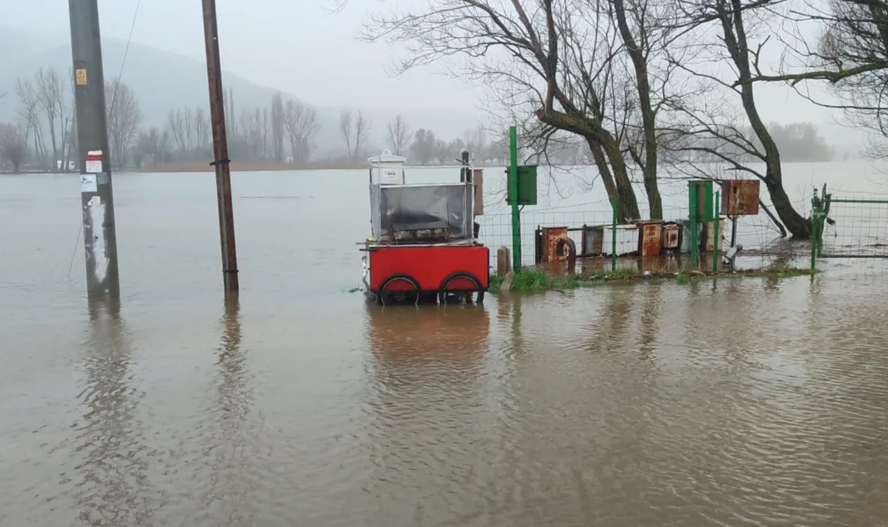 İzmir'in Ödemiş ilçesindeki Gölcük Gölü, etkili olan sağanak nedeniyle taştı. ( Turgay Konuralp - Anadolu Ajansı )