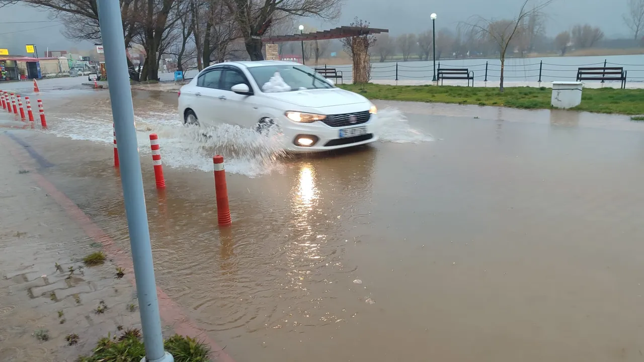 İzmir'in Ödemiş ilçesindeki Gölcük Gölü, etkili olan sağanak nedeniyle taştı. ( Turgay Konuralp - Anadolu Ajansı )