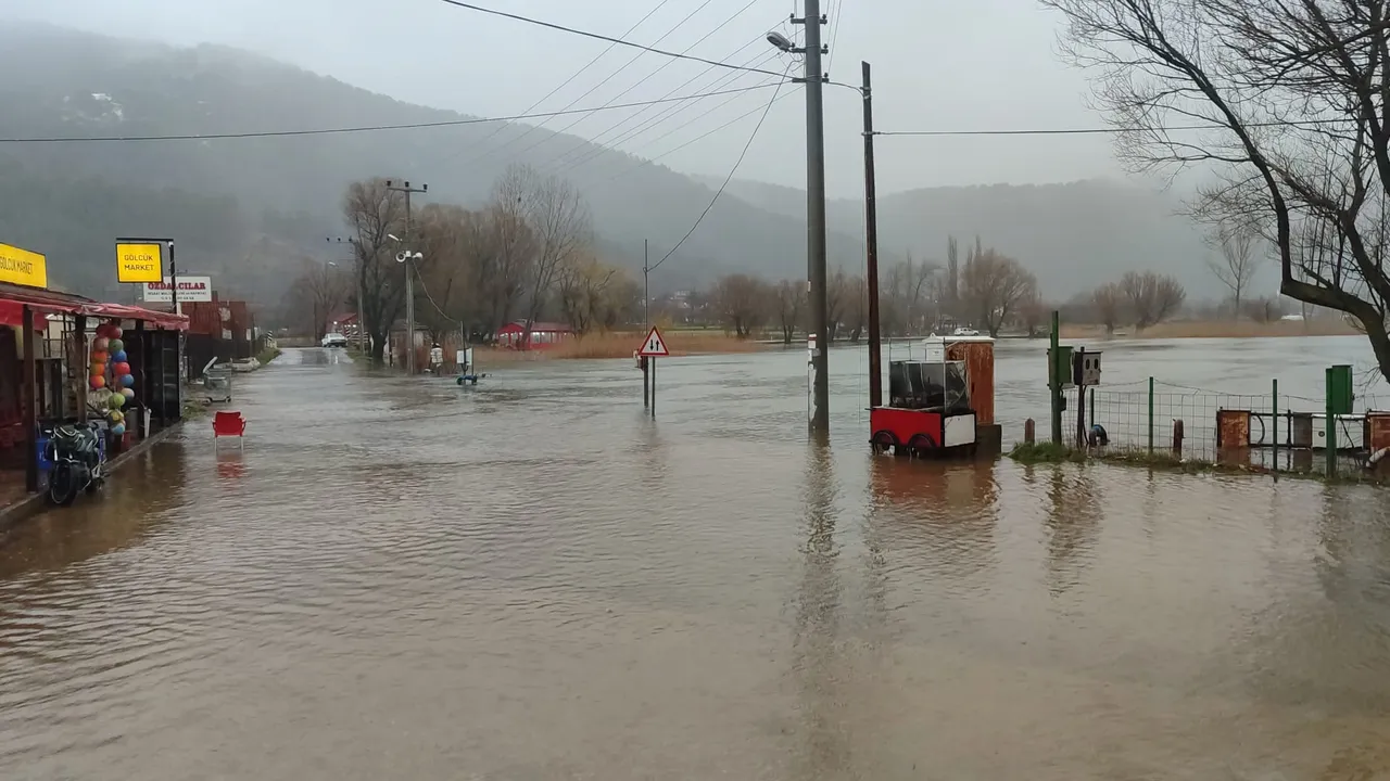 İzmir'in Ödemiş ilçesindeki Gölcük Gölü, etkili olan sağanak nedeniyle taştı. ( Turgay Konuralp - Anadolu Ajansı )