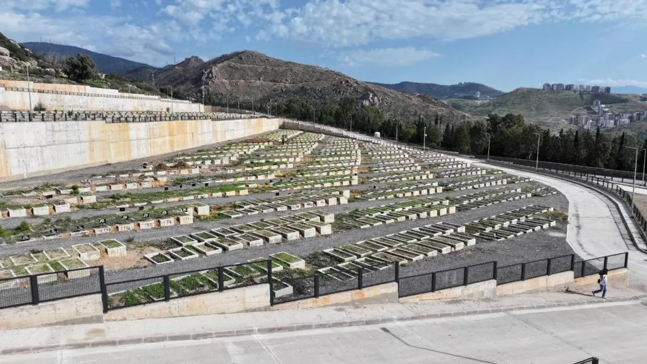 İzmir'e mezarlık yetmiyor! 70 futbol sahası büyüklüğünde alan kazıldı