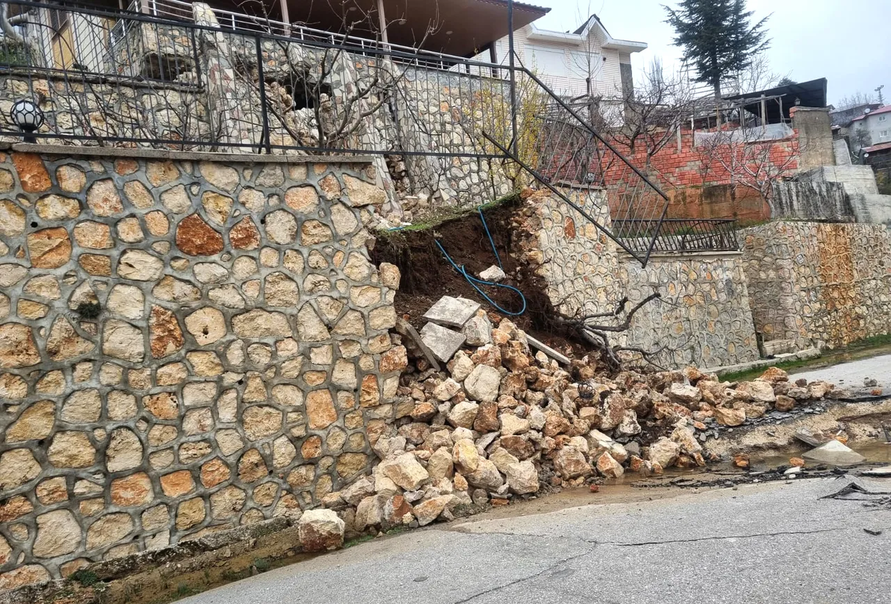 Mersin'de heyelan: Çok sayıda evde hasar büyük