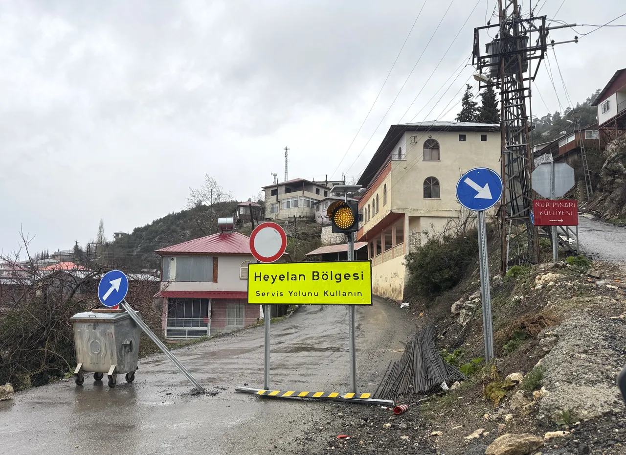 Mersin'de heyelan: Çok sayıda evde hasar büyük