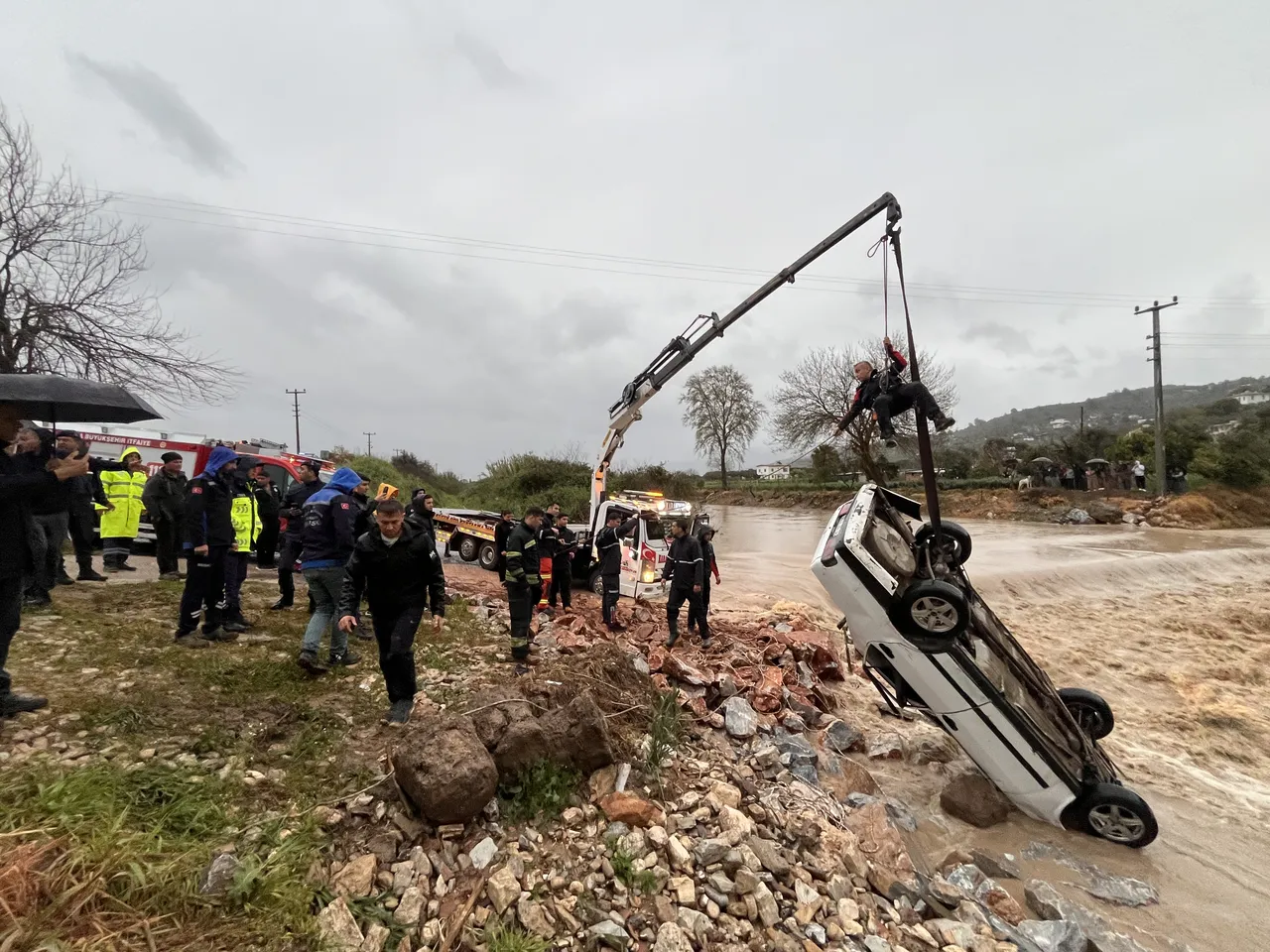 Ölümle burun buruna! Muğlada sele kapılan otomobilde ‘hayat’ mücadelesi kamerada