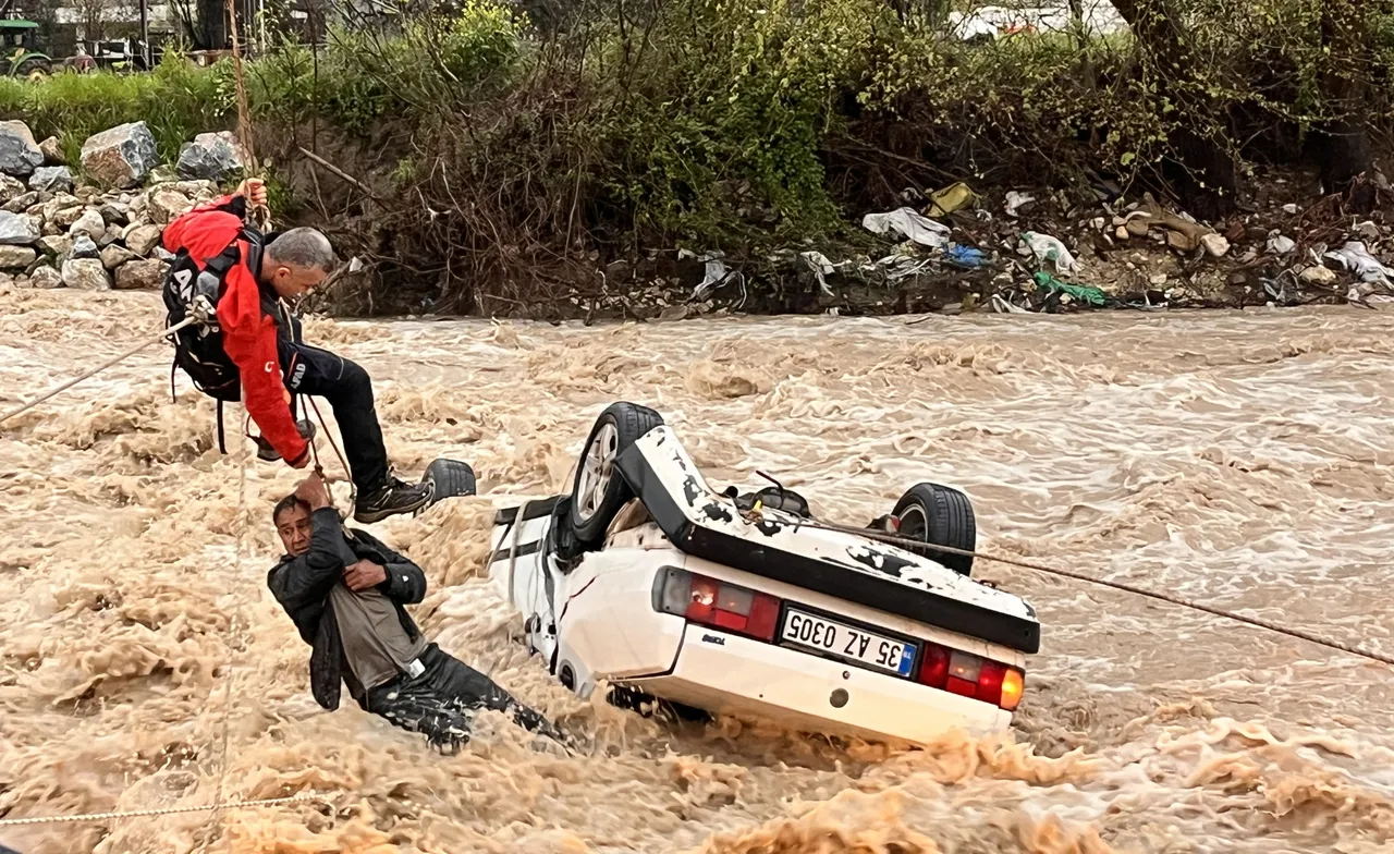 Ölümle burun buruna! Muğlada sele kapılan otomobilde ‘hayat’ mücadelesi kamerada