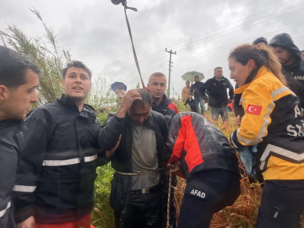 Ölümle burun buruna! Muğlada sele kapılan otomobilde ‘hayat’ mücadelesi kamerada
