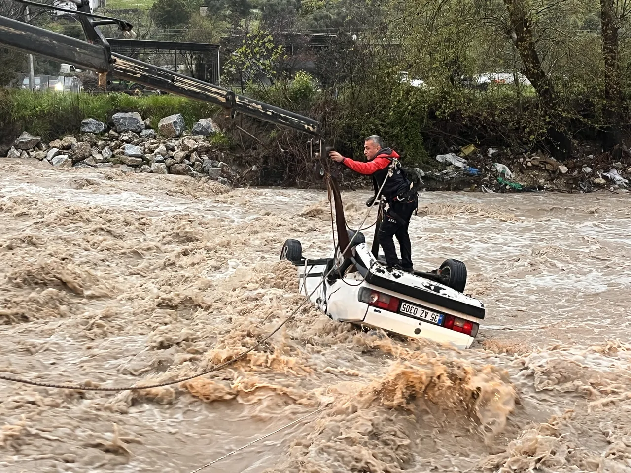 Ölümle burun buruna! Muğlada sele kapılan otomobilde ‘hayat’ mücadelesi kamerada
