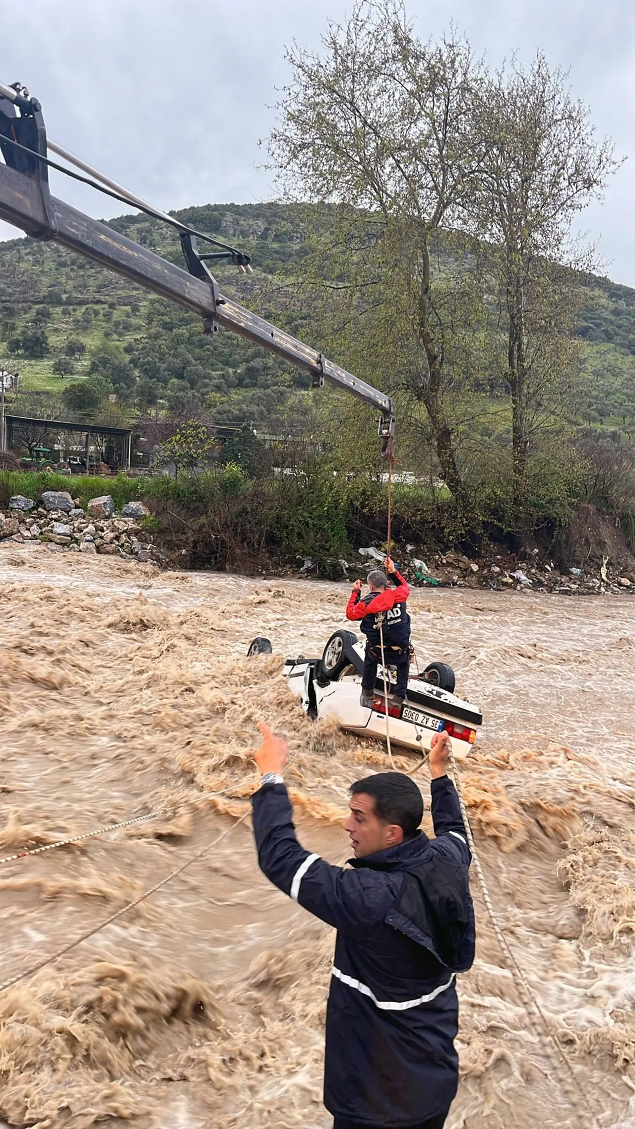 Ölümle burun buruna! Muğlada sele kapılan otomobilde ‘hayat’ mücadelesi kamerada