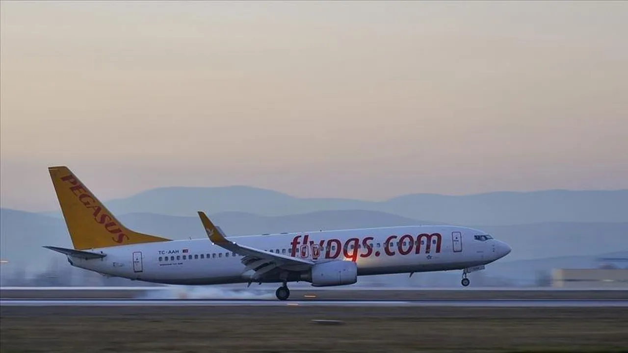 Pegasus ve AJet peş peşe duyurdu! Uçak seferlerine fırtına engeli, 127’si iptal edildi
