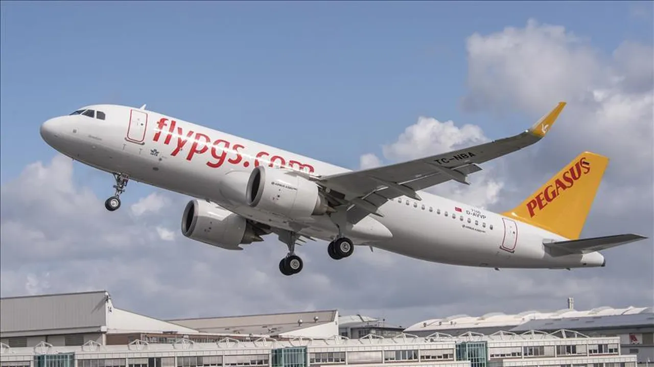 Pegasus ve AJet peş peşe duyurdu! Uçak seferlerine fırtına engeli, 127’si iptal edildi