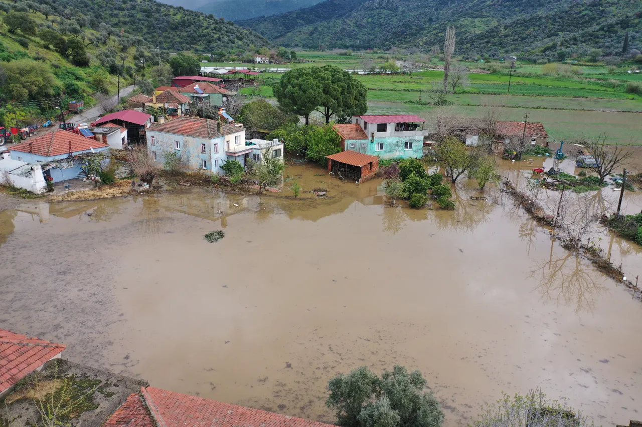 Sağanak sonrası Venedik’e döndü! Aydın’da tahliyeler botla yapıldı, suyun boyu 1 metreyi aştı