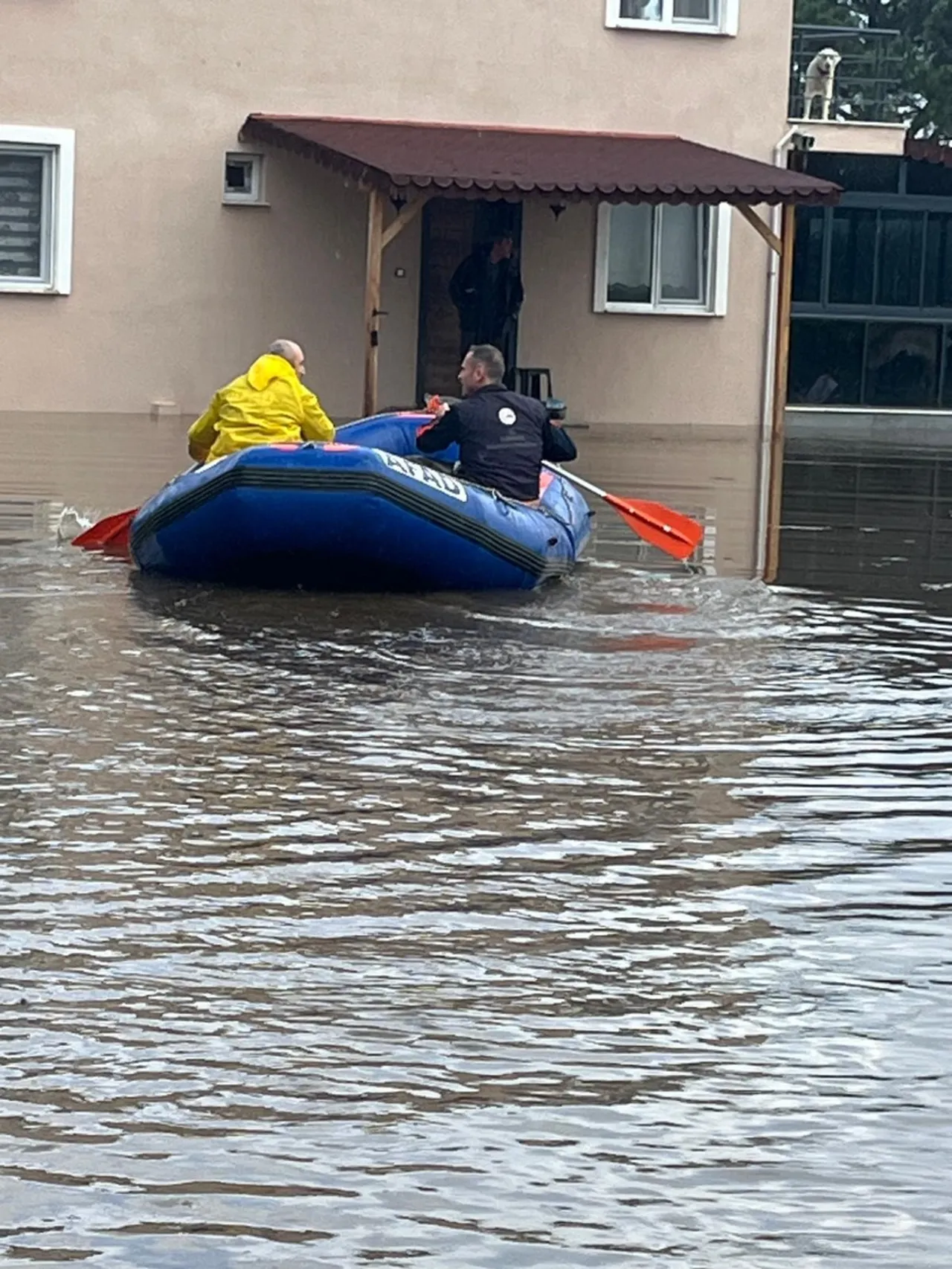 Sağanak sonrası Venedik’e döndü! Aydın’da tahliyeler botla yapıldı, suyun boyu 1 metreyi aştı
