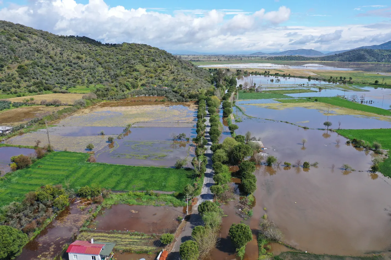 Sağanak sonrası Venedik’e döndü! Aydın’da tahliyeler botla yapıldı, suyun boyu 1 metreyi aştı