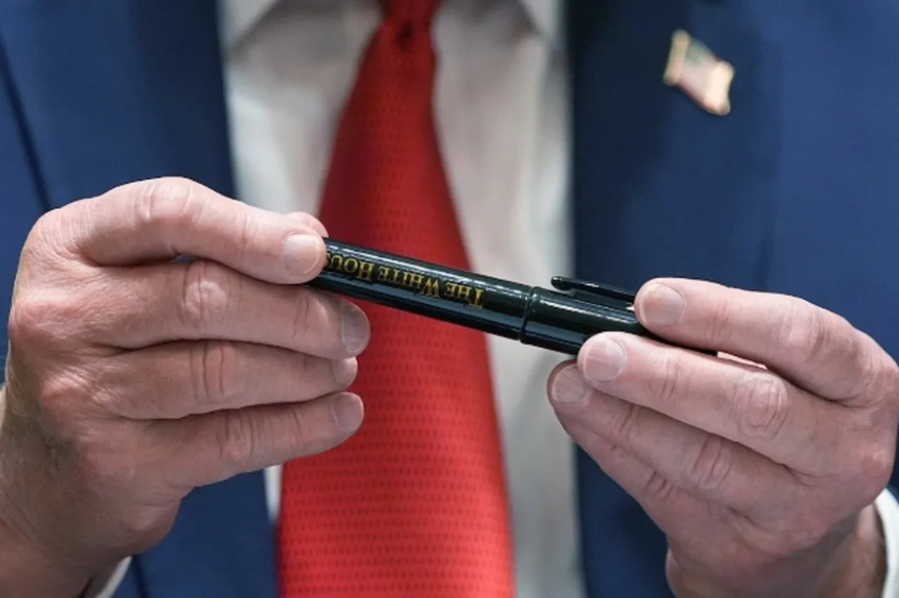 Trump uçakta yemek yerken Orta Doğu’yu yeniden çizdi! Bakan açıkladı: "Sharpie kalemiyle her ülkenin asker sayısını tek tek yazdı"