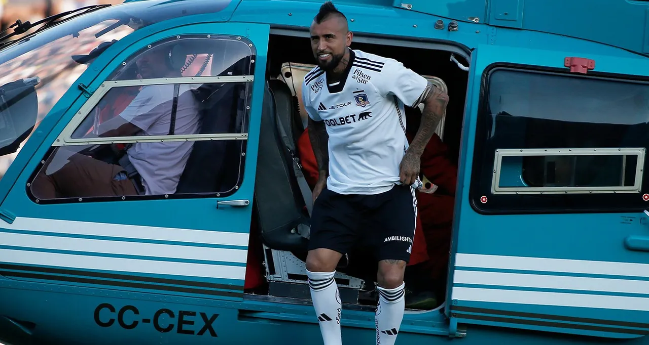 Colo-Colo, 17 yıl sonra takıma dönen (2024) Arturo Vidal'ya görkemli karşılaşma yapmıştı. Stada helikopterle gelen Vidal, ata binmiş ve kılıç kuşanmıştı.