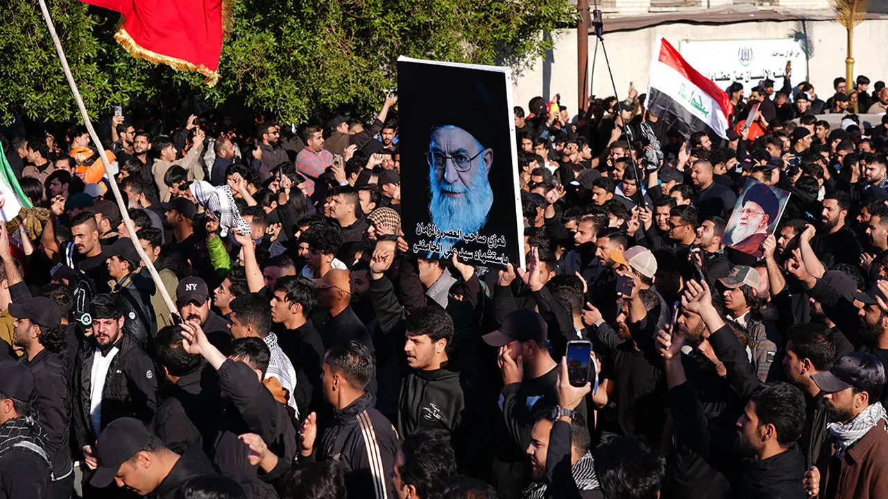 Bağdat'taki Hamaney protestolarında çatışma çıktı! Çok sayıda yaralı var