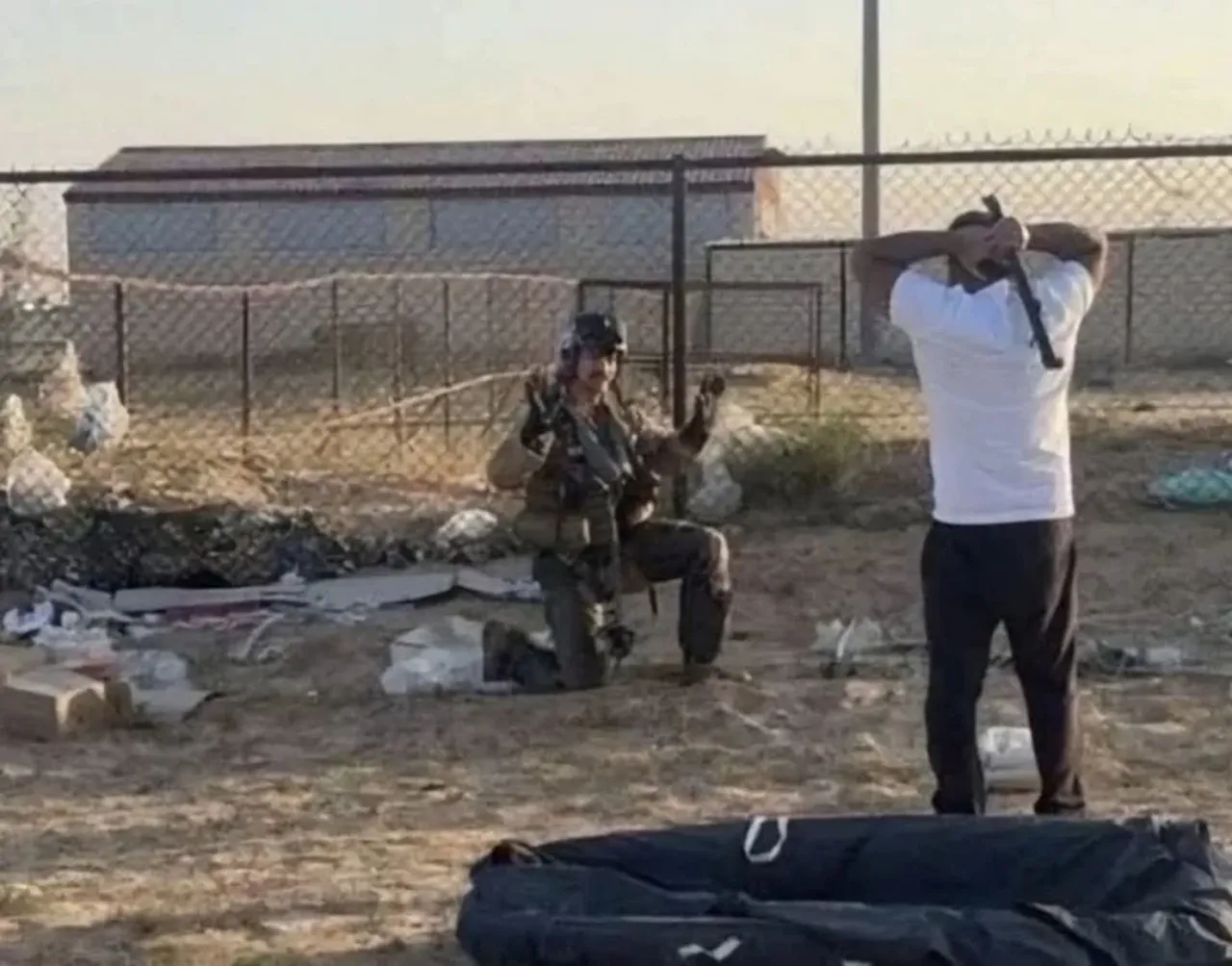 Düşen uçaktan sağ kurtulmuştu: ABD’li pilotun Kuveytlilerin önünde diz çöktüğü anlar gündem oldu