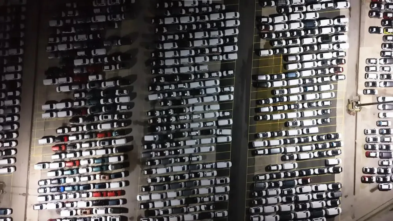 Haydarpaşa Limanı'na yanaşan gemiden indirilen sıfır kilometre yüzlerce araç, sabaha kadar süren çalışmalarla sahaya alındı.