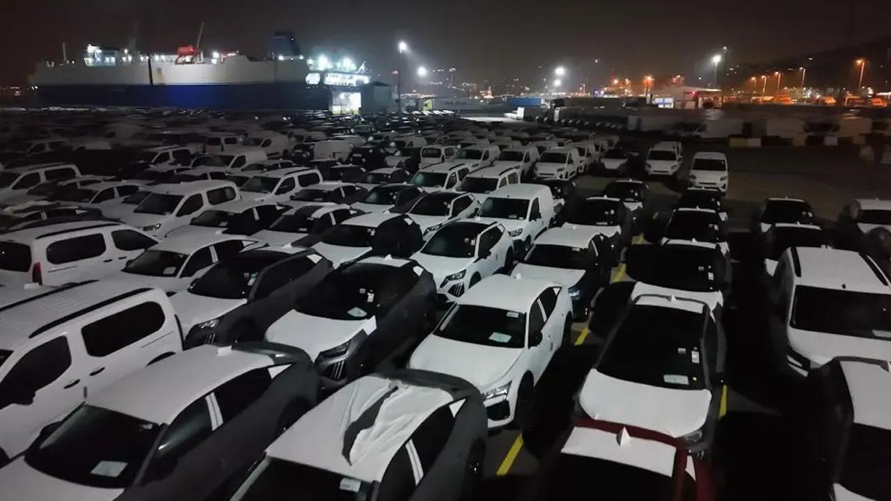 SIFIR OTOMOBİLLER GEMİDEN İNDİ