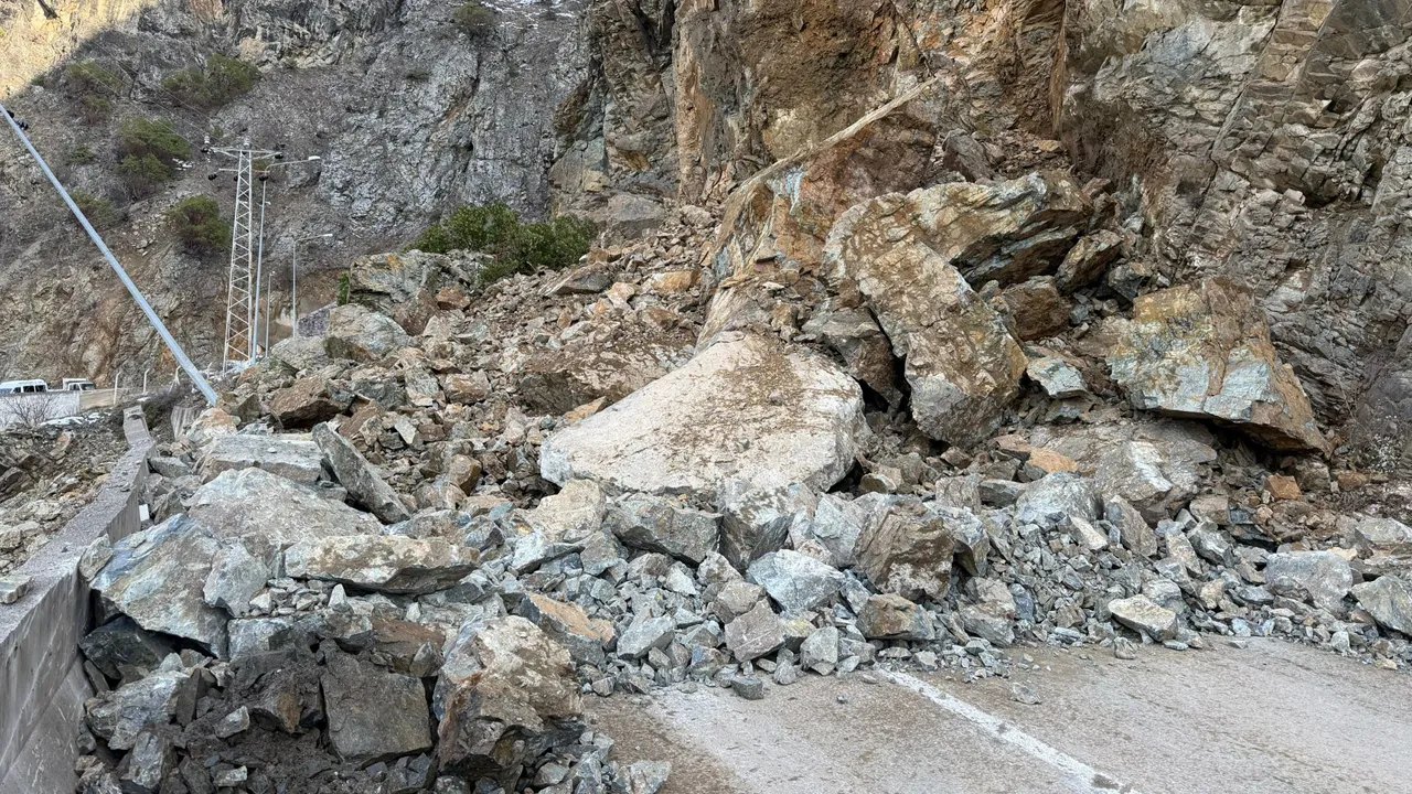 İki ili birbirine bağlayan yolda heyelan! Kara yolu kapandı