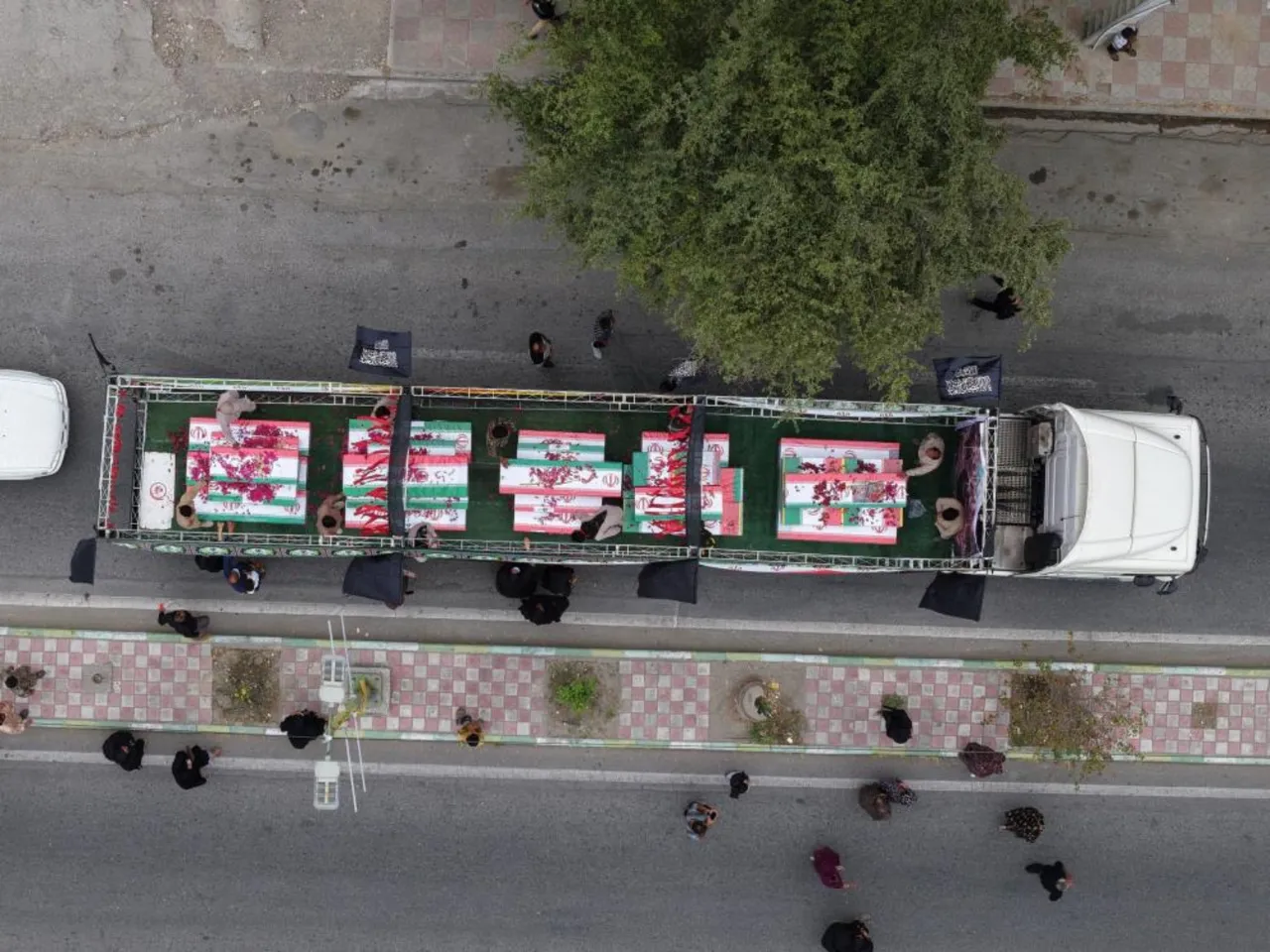 İran'da acı veda: 165 kız öğrenci için cenaze töreni