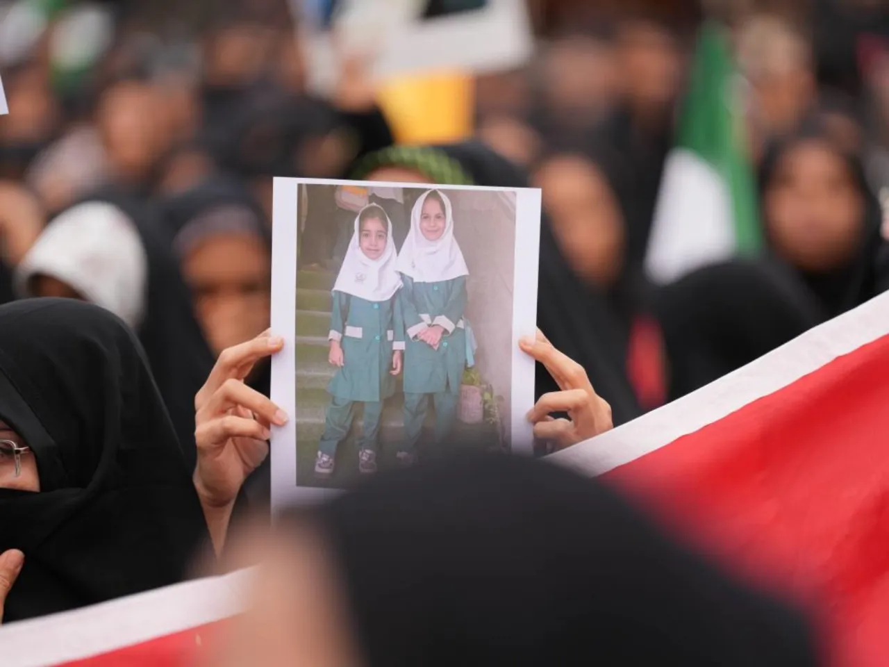 İran'da acı veda: 165 kız öğrenci için cenaze töreni