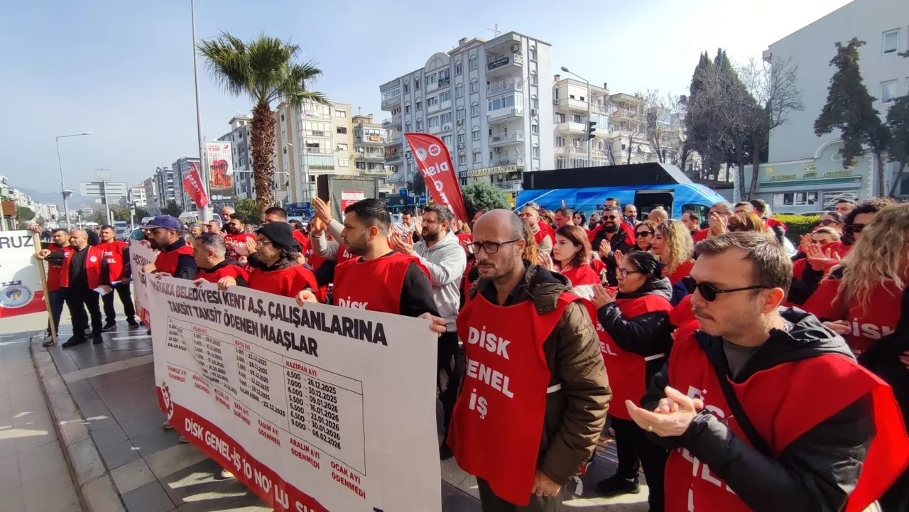 Karşıyaka Belediyesi işçilerinden eylem: Taksit taksit maaş istemiyoruz