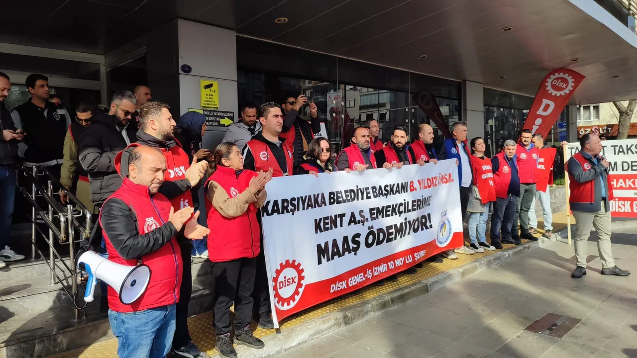 Karşıyaka Belediyesi işçilerinden eylem: Taksit taksit maaş istemiyoruz