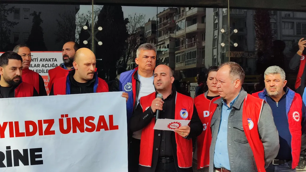 Karşıyaka Belediyesi işçilerinden eylem: Taksit taksit maaş istemiyoruz